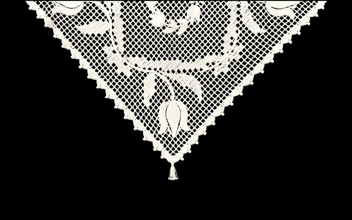 Lale lace: tulips on a square net